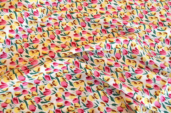 Stof katoen met tulpen roze en geel op witte ondergrond