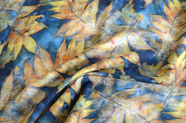 Stof viscose/linnen met bladeren in blauw en oker